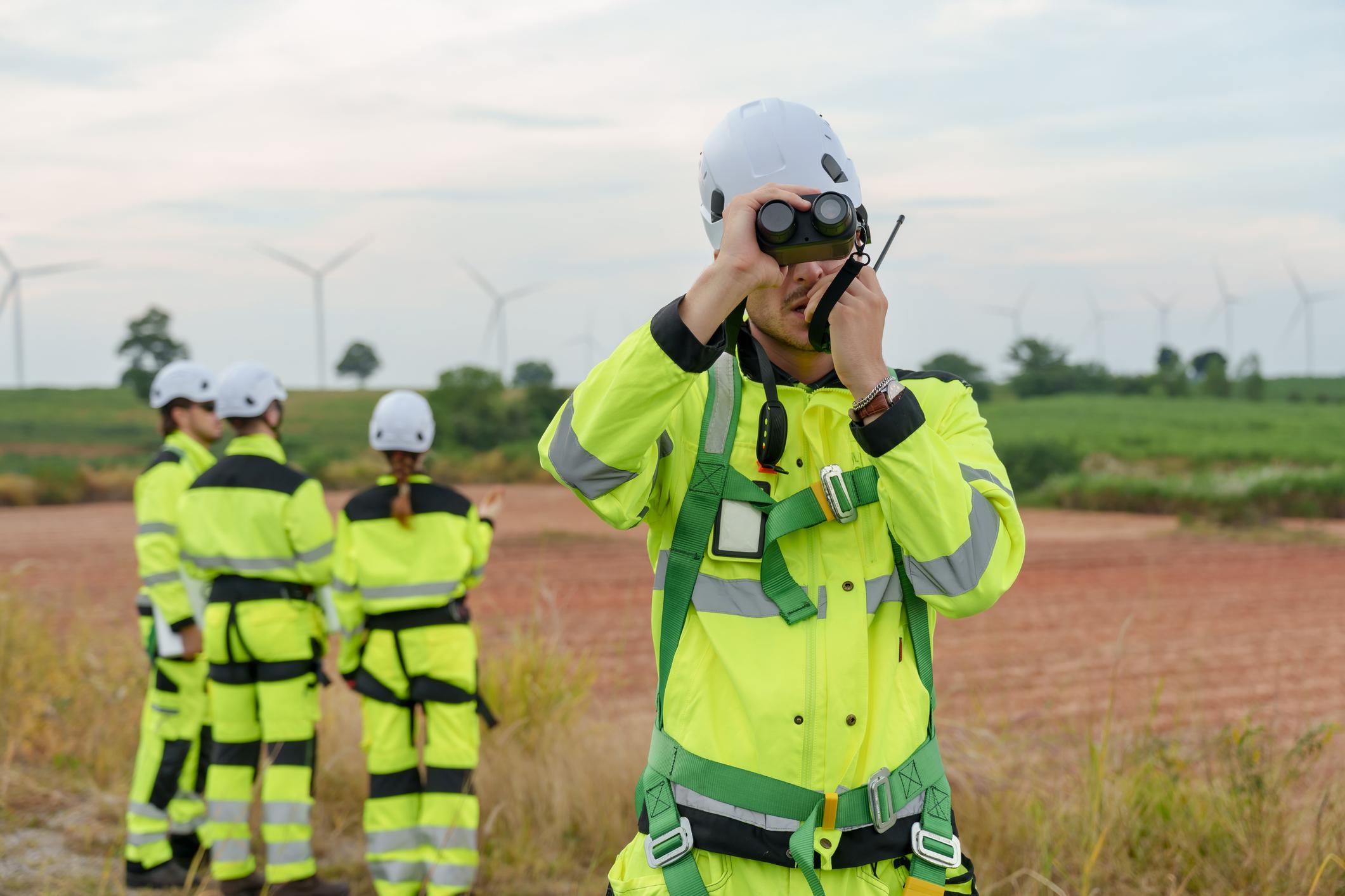 Choosing the Best Laser Rangefinder and HD Binoculars for Power Transmission Line Inspection