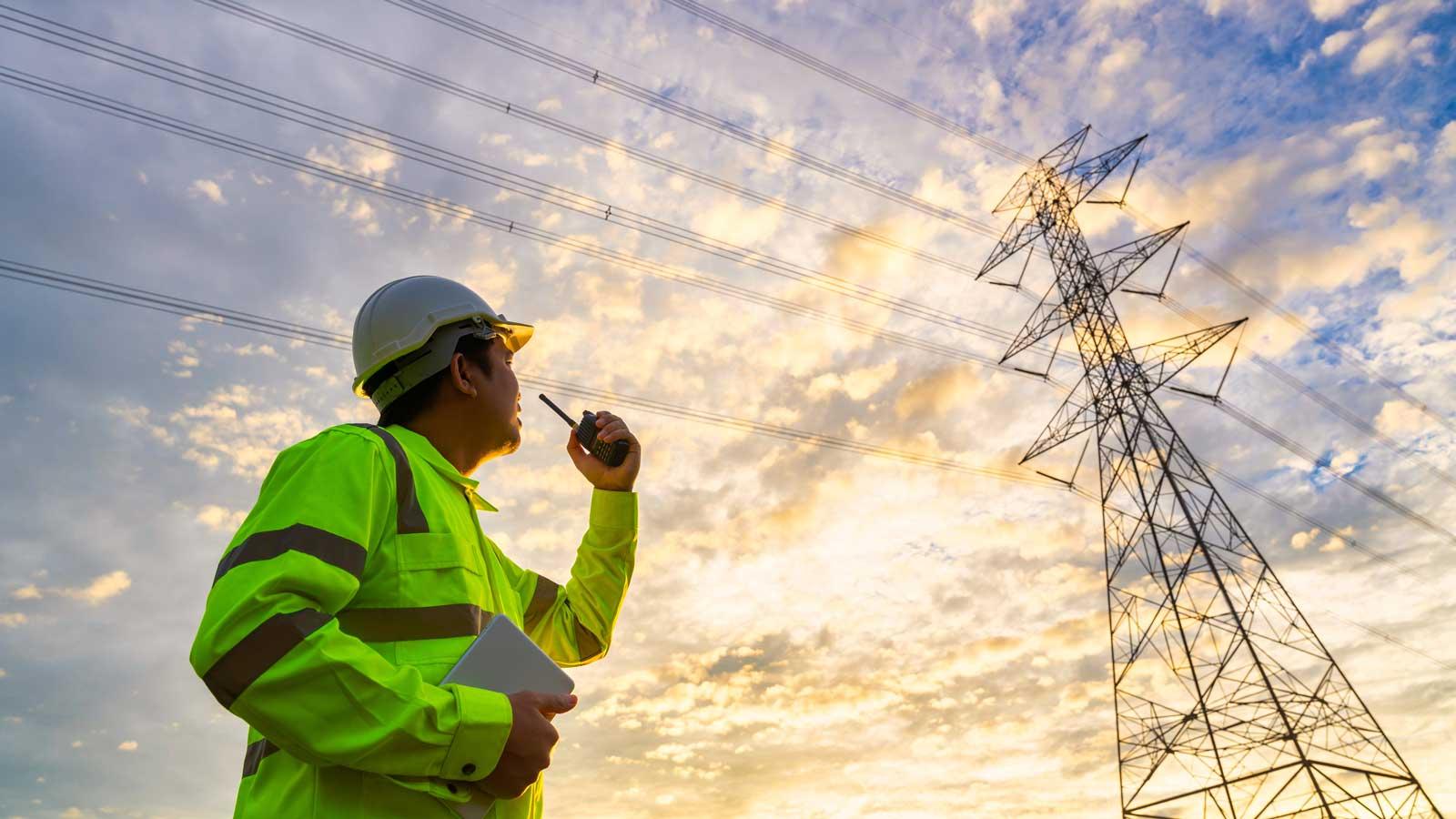 Choosing the Best Laser Rangefinder and HD Binoculars for Power Transmission Line Inspection