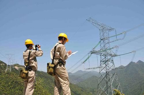 Why Professional Laser Rangefinders and HD Binoculars Are Essential for Modern Power Utility Maintenance