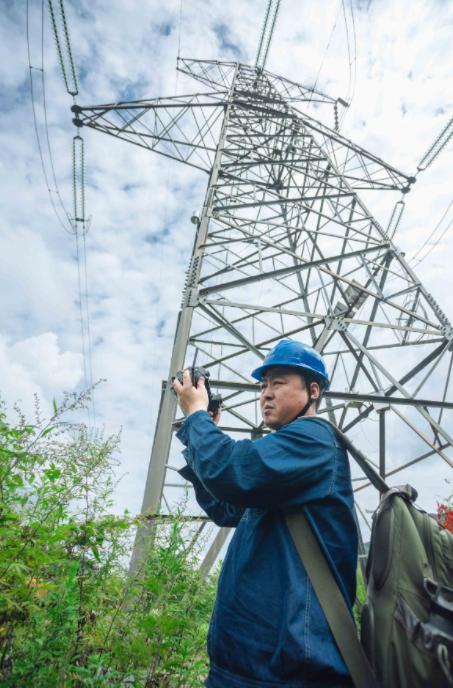 Why Professional Laser Rangefinders and HD Binoculars Are Essential for Modern Power Utility Maintenance